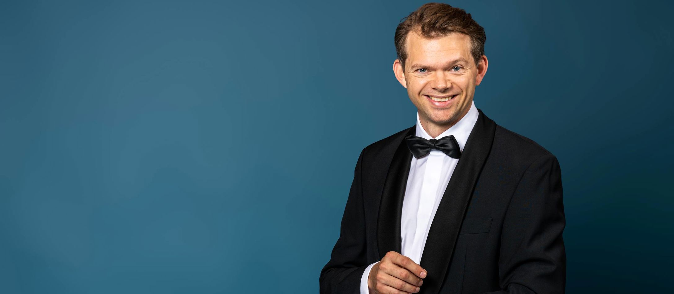 Sigurd Le Dous i jakkesæt. Han er vært på Nytårsgalla 2026.