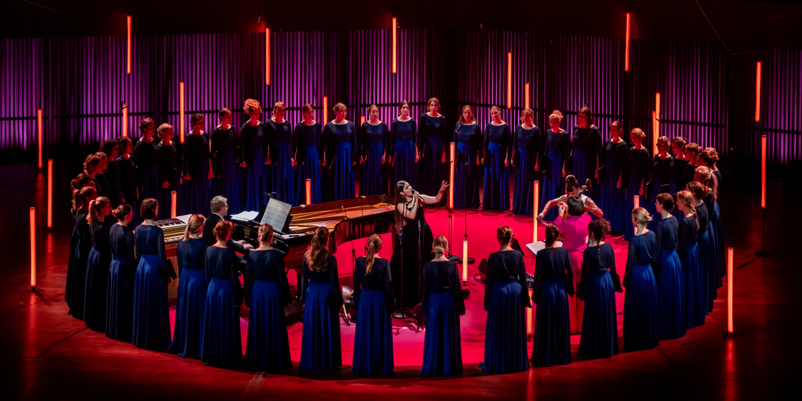 DR Pigekoret synger i salen i rødt og mørkt lys