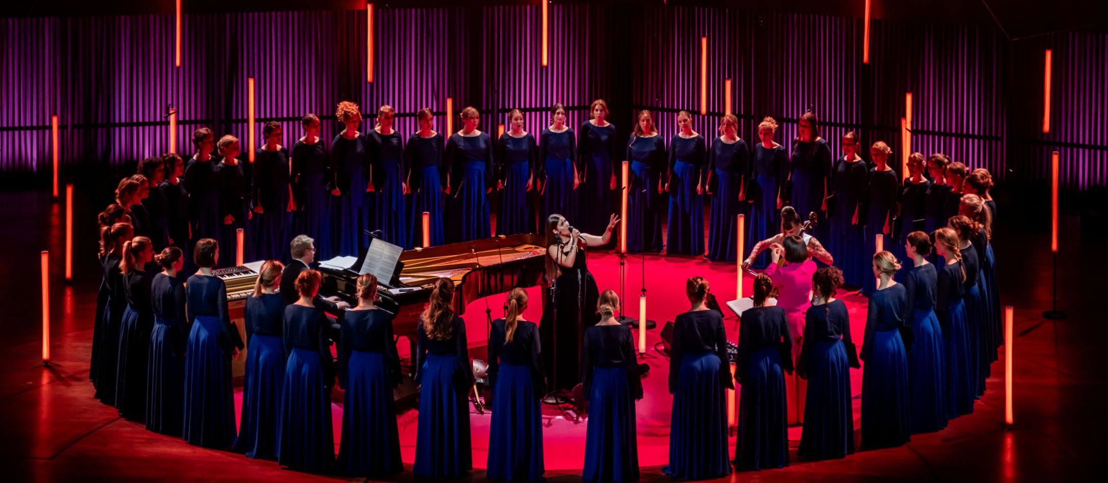 DR Pigekoret synger i salen i rødt og mørkt lys
