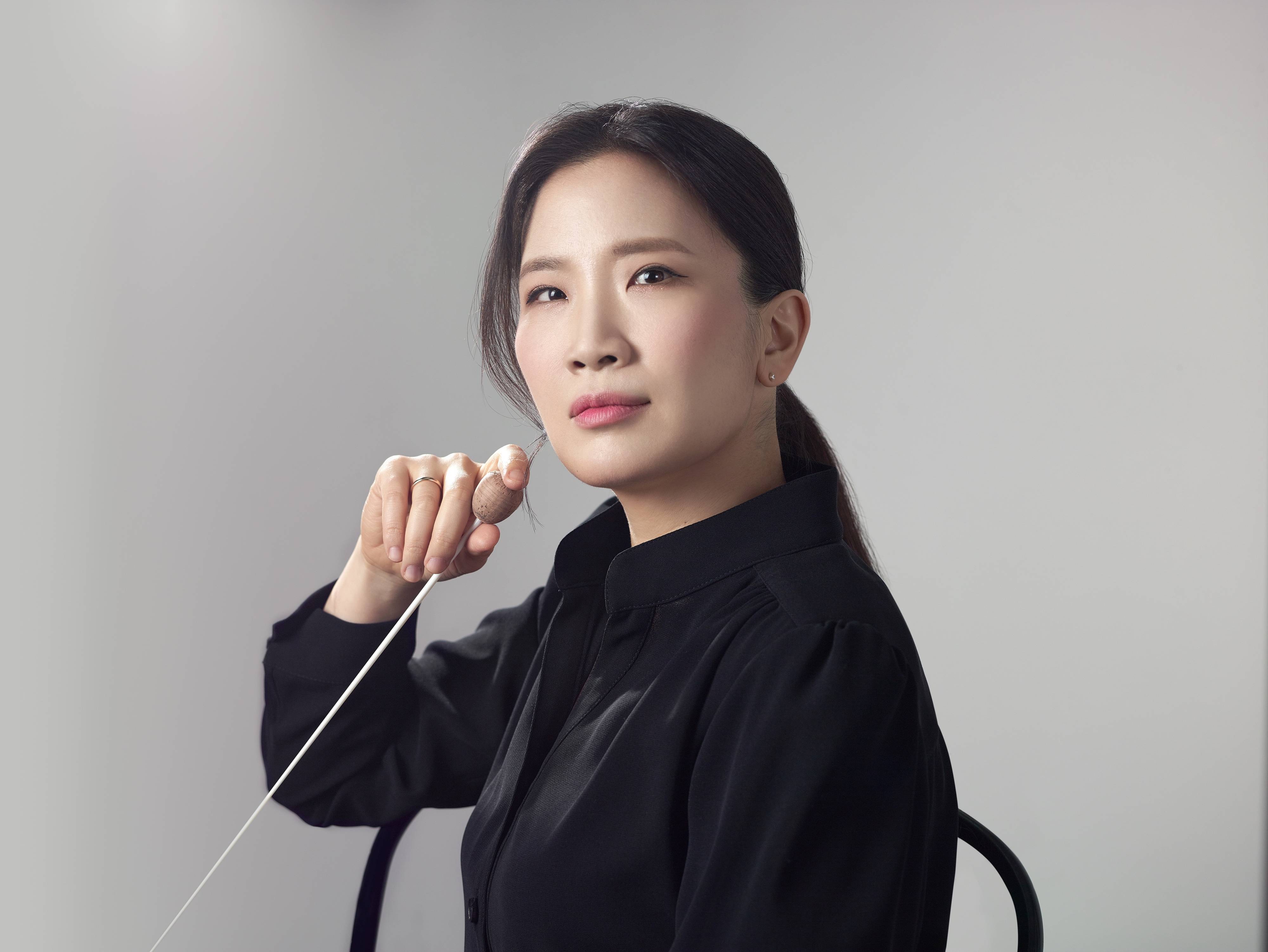 Eun Sun Kim iført sort med dirigentstav