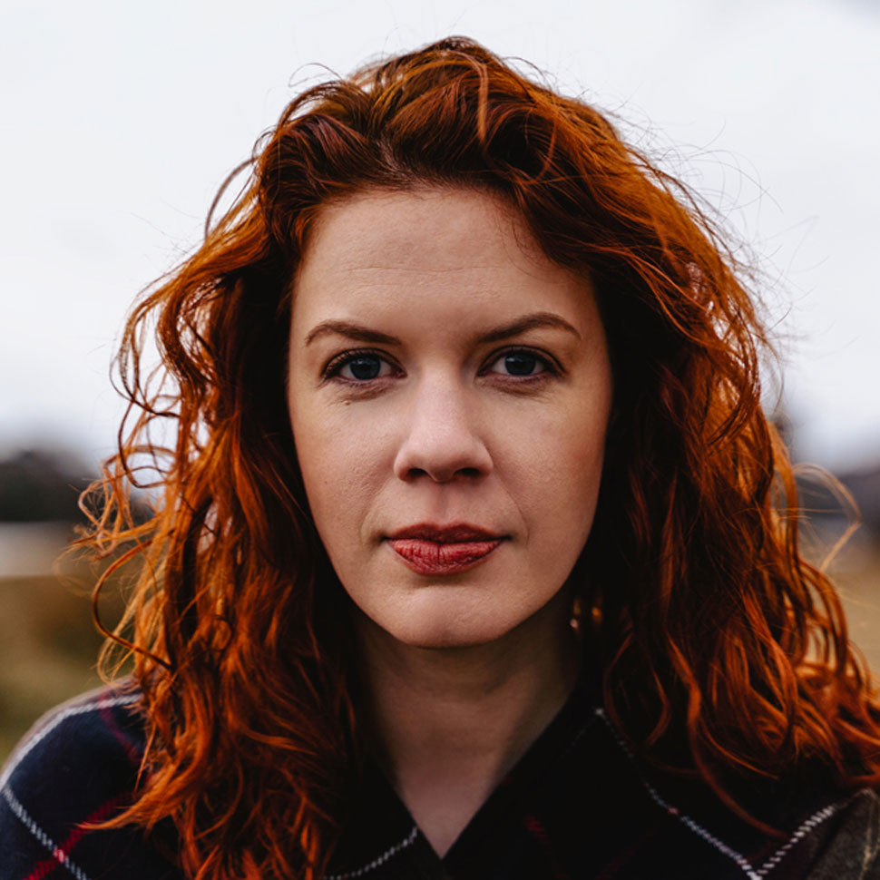 Rødhårede Catriona Morison med røde øjenbryn og røde læber kigger ligefrem
