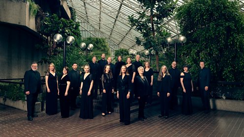 BBC Singers iført sort elegant tøj.