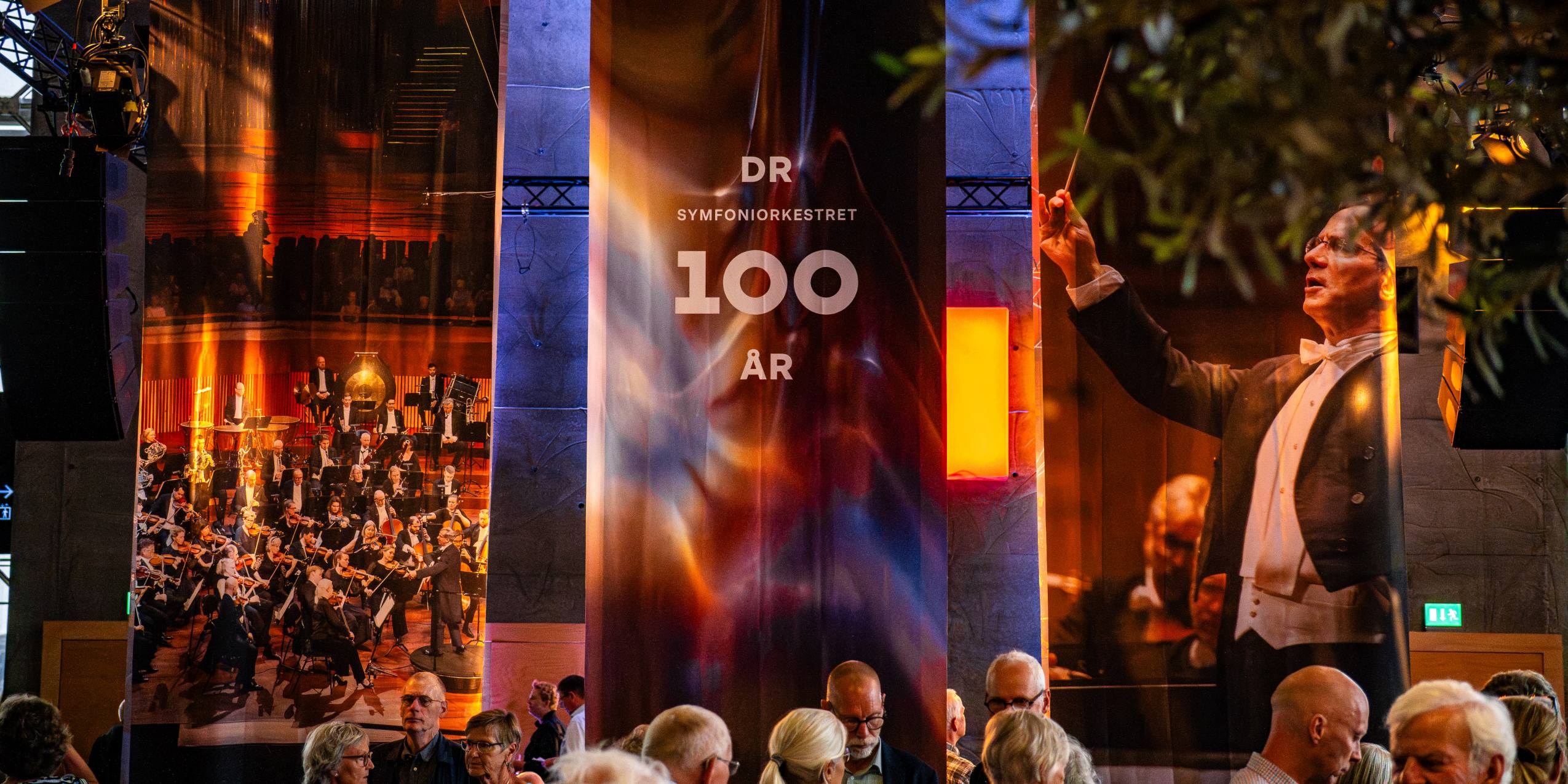 DR Koncerthuset med DR Symfoniorkestrets 100 års jubilæumssæson banner i baggrunden