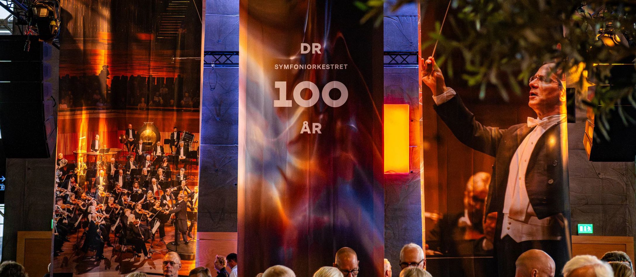 DR Koncerthuset med DR Symfoniorkestrets 100 års jubilæumssæson banner i baggrunden