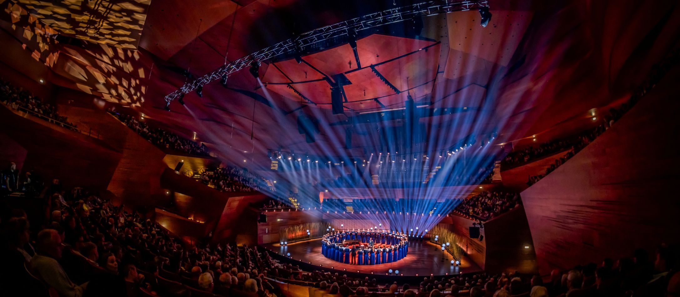 DR Pigekoret i Koncertsalen i blåt og rødt lys