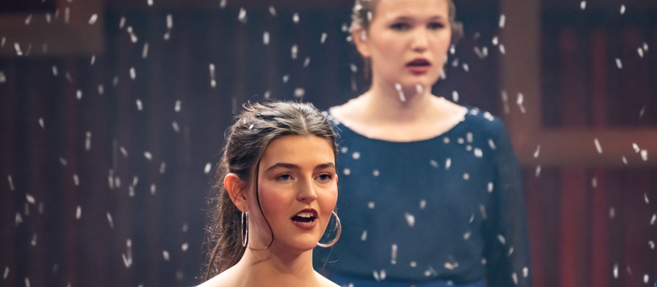 To piger fra koret synger