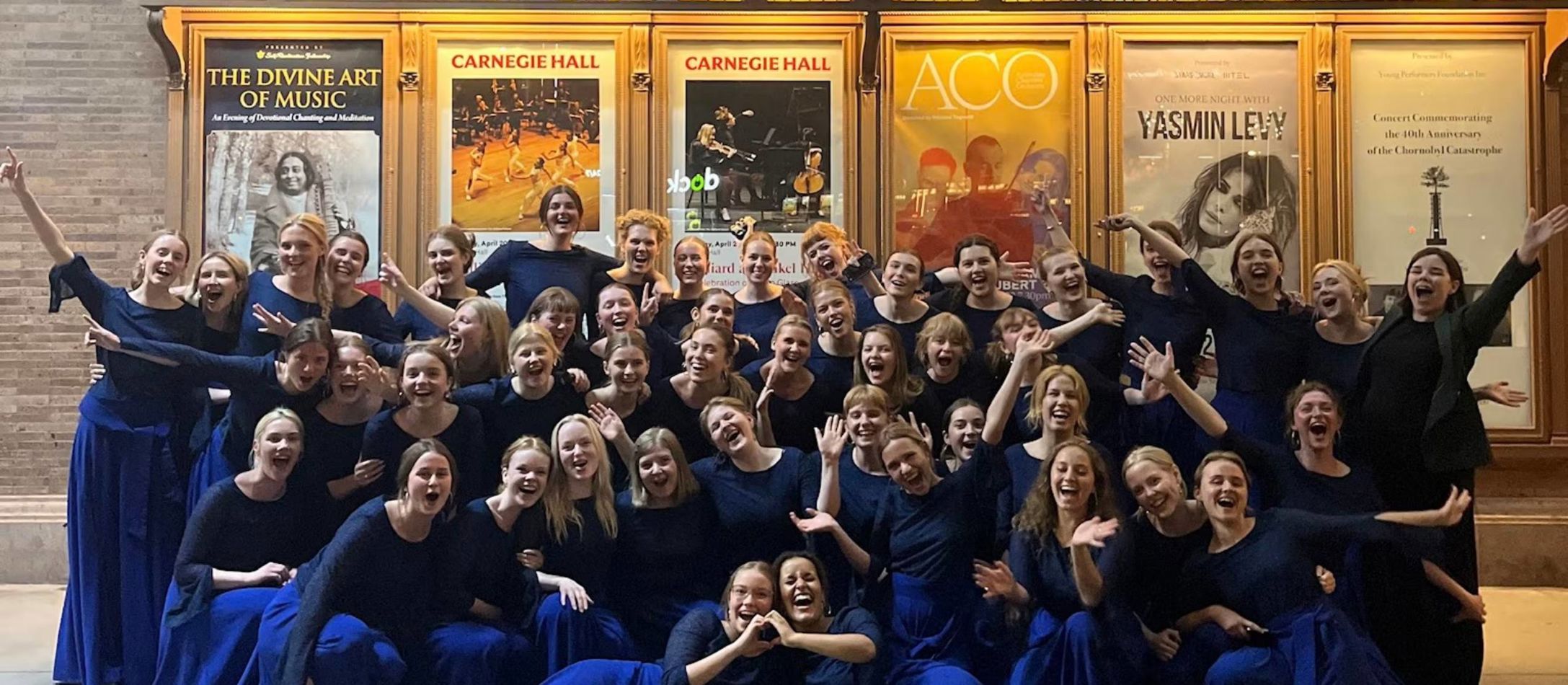 Hele DR Pigekoret i USA foran Carnegie Hall