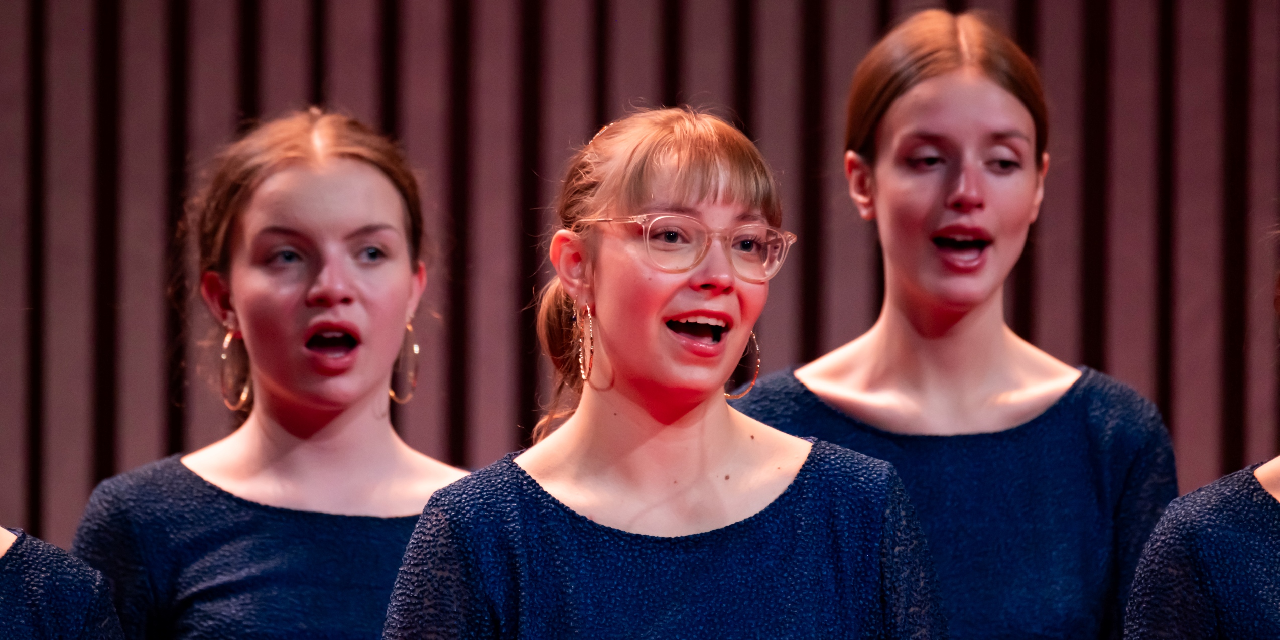 Tre fra DR Pigekoret synger