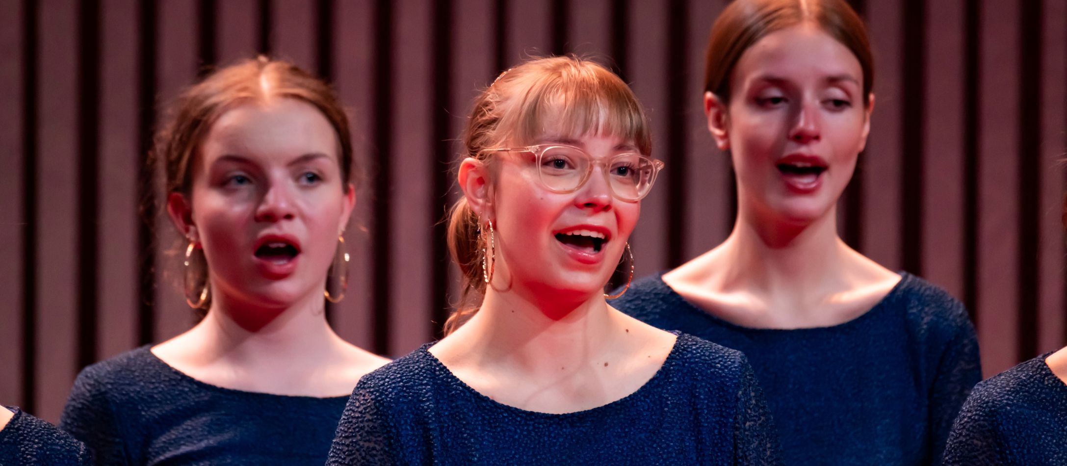 Tre fra DR Pigekoret synger