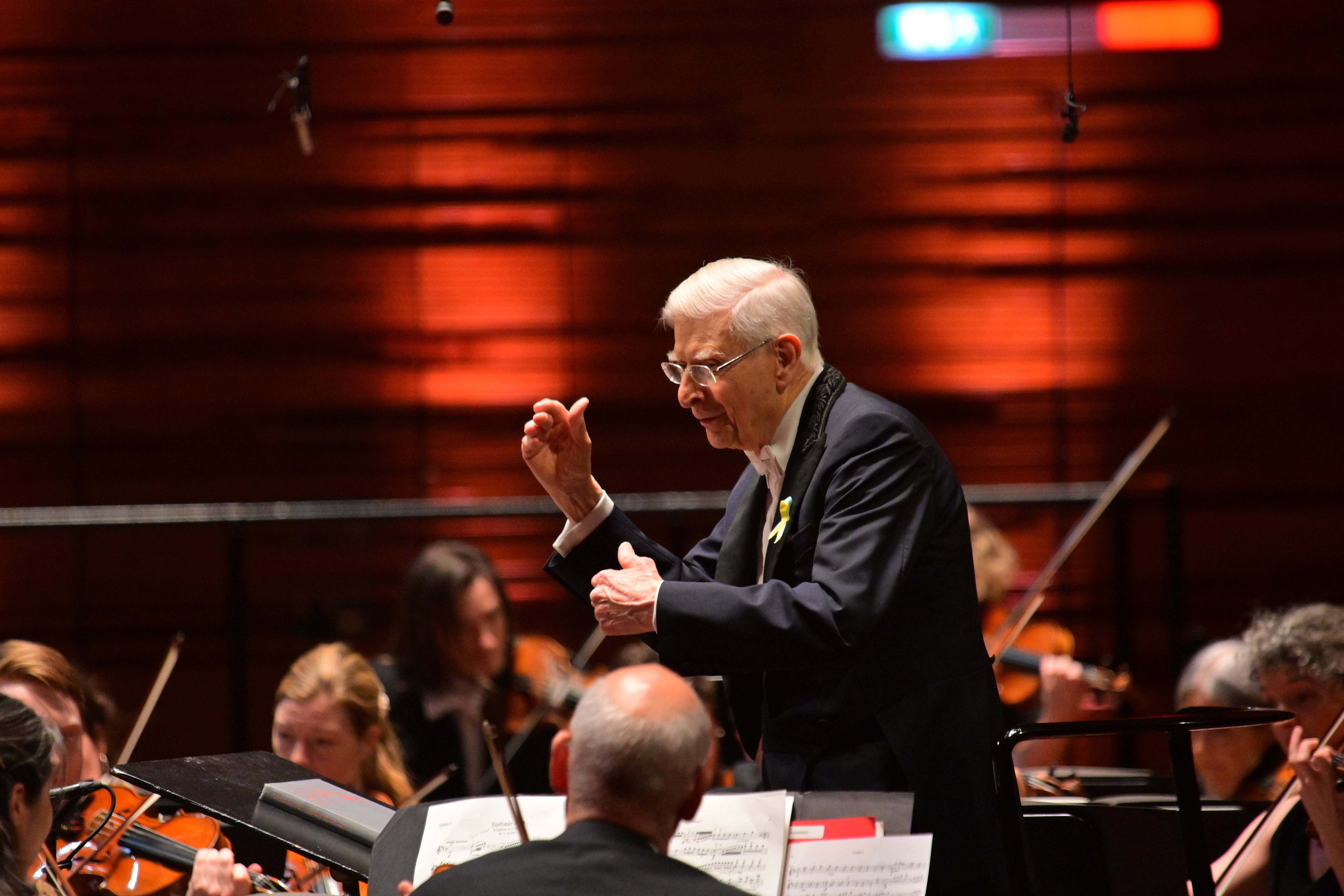 Herbert Blomstedt dirigerer DR symfoniorkester i Koncertsalen. 