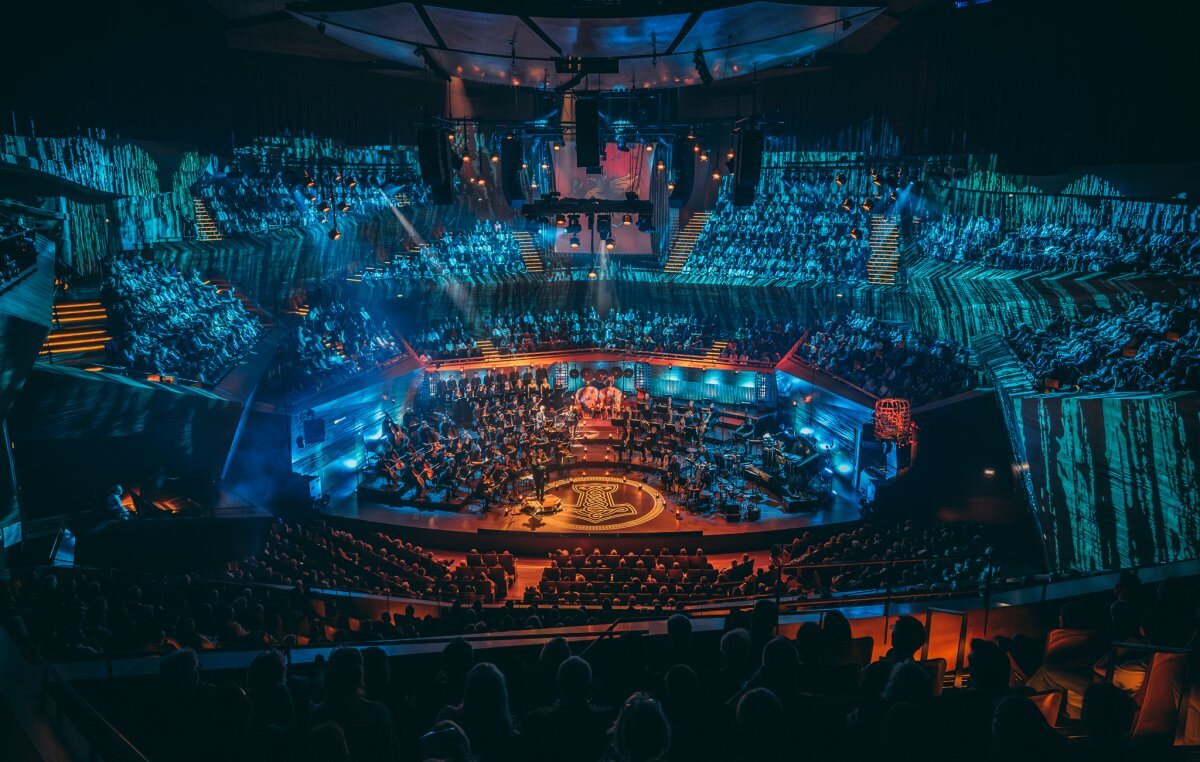 Koncertsalen oplyst i bølgende blå nuancer under koncerten Gaming X Symphony 2024.