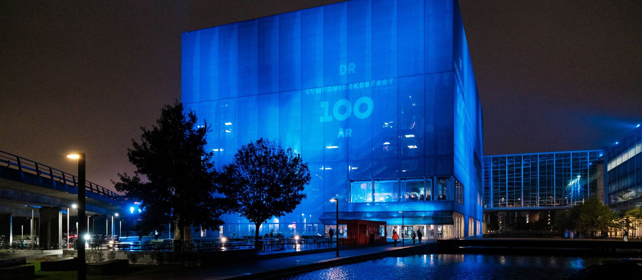 DR Koncerthuset med projektion af DR Symfoniorkestrets 100 års jubilæumslogo