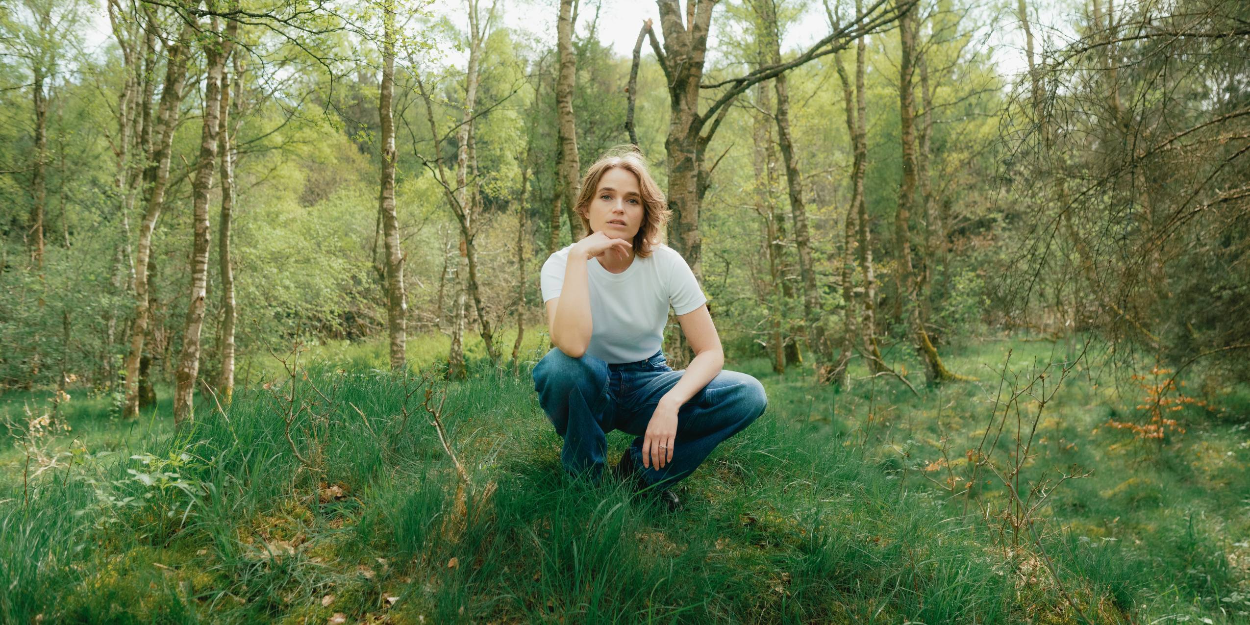 Sangeren Dopha i en smuk, lys skov