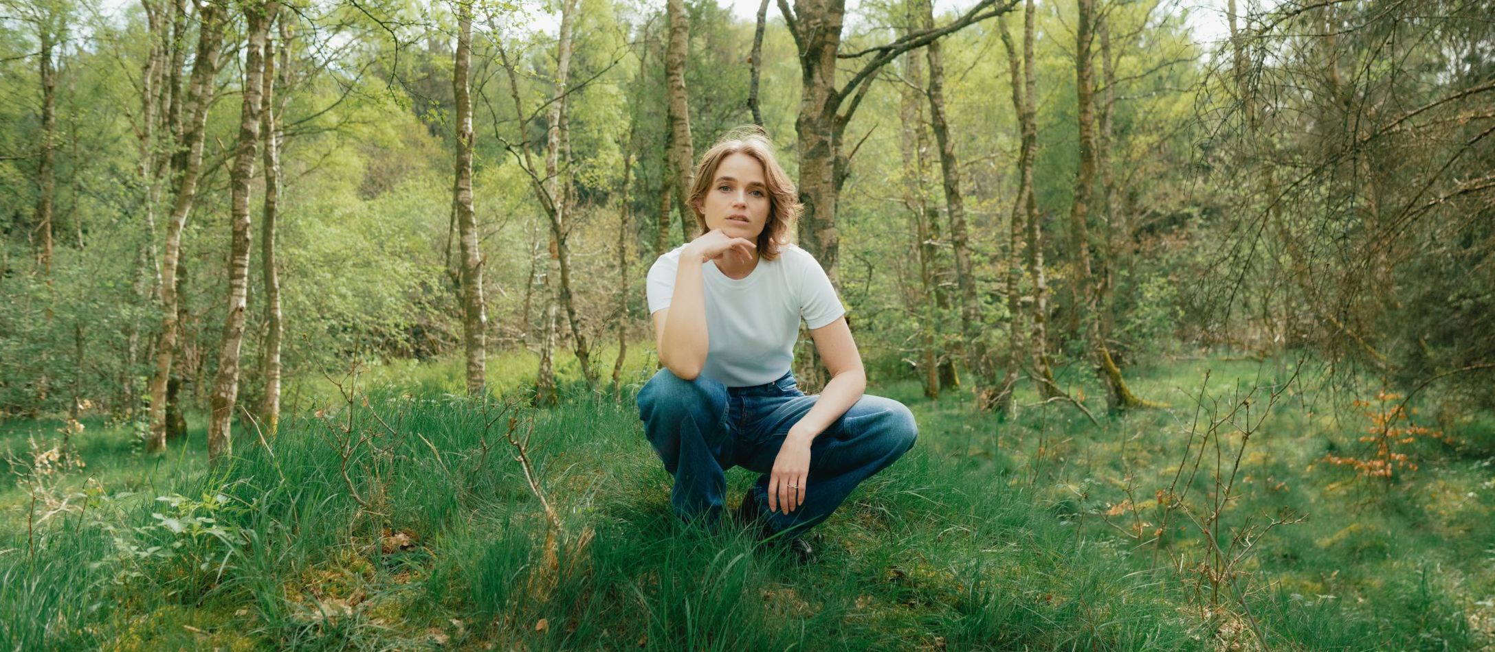 Sangeren Dopha i en smuk, lys skov