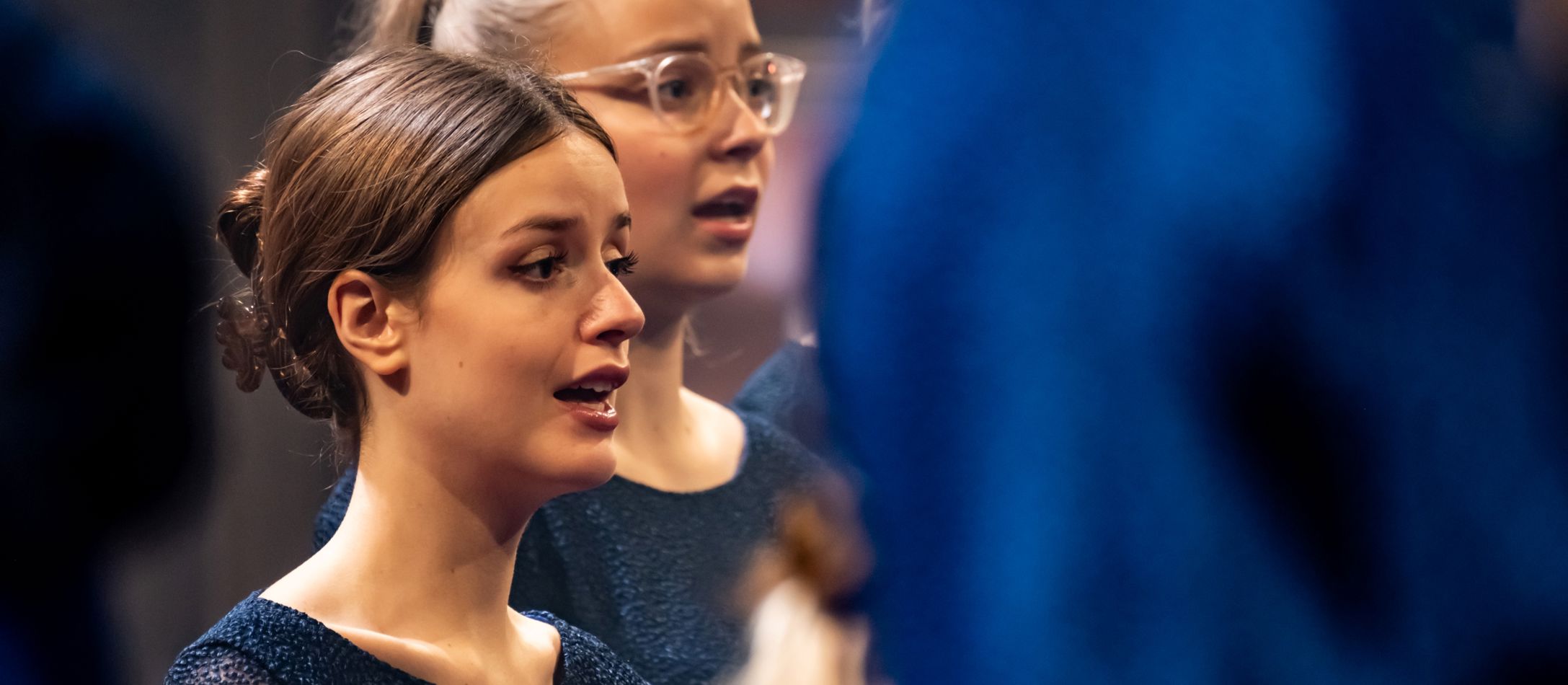 Pige fra koret synger