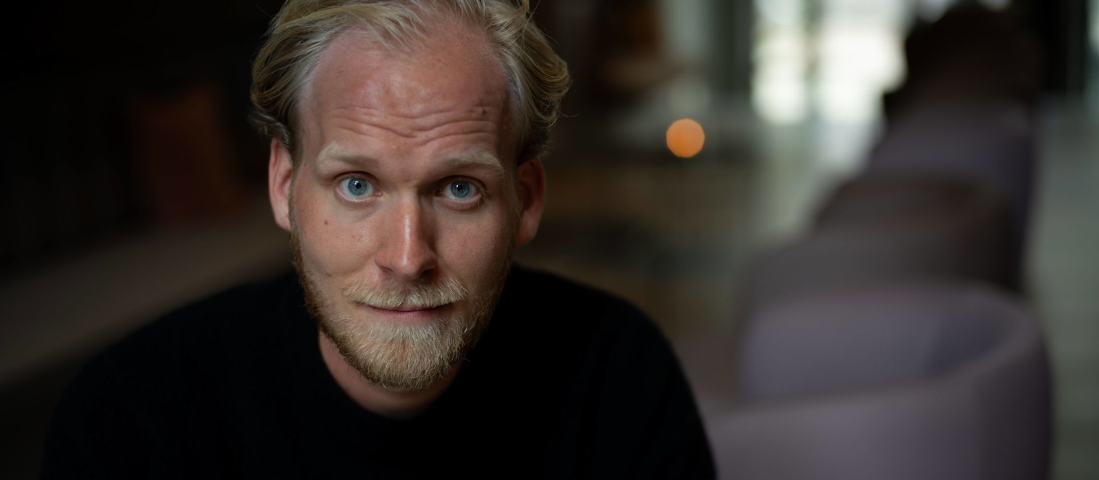 Christian Øland iført mørk bluse