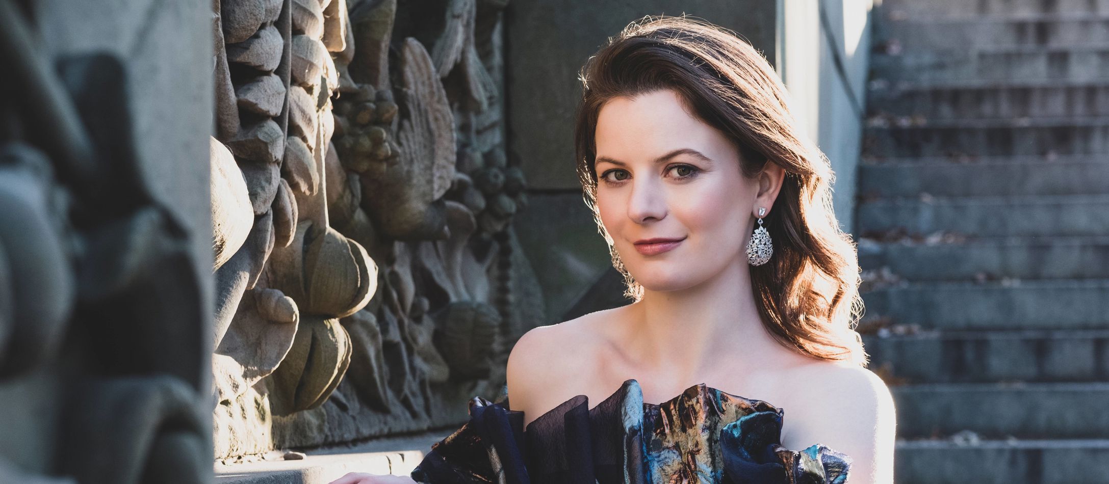 Liv Redpath iført elegant kjole foran trappesten