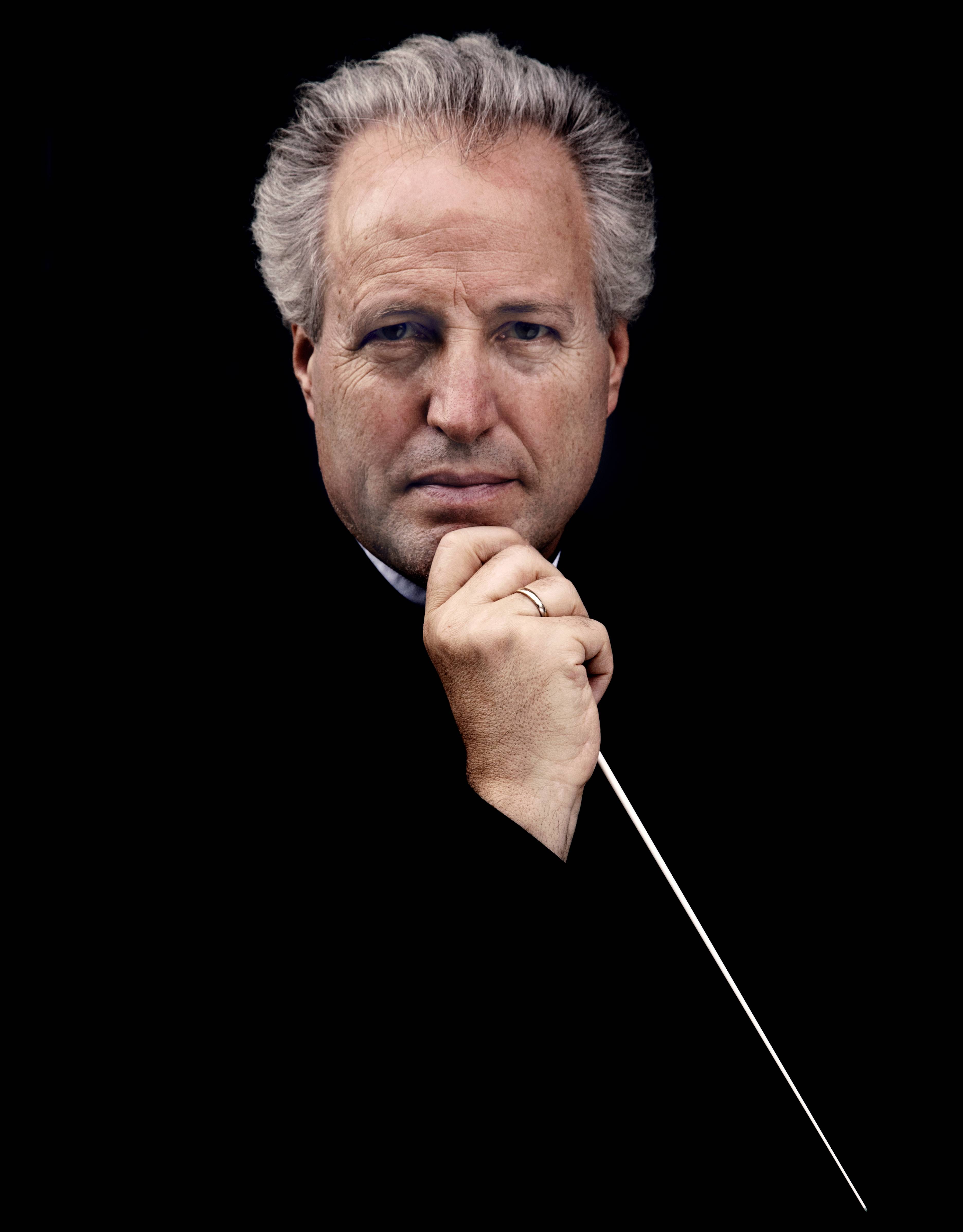 Manfred Honeck i centrum foran sort baggrund