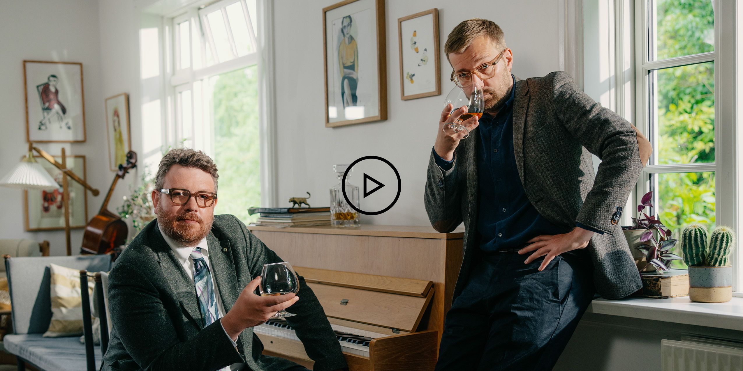 Video logo - Frederik Cilius sidder og Rasmus Bruun står ved klaveret og drikker whiskey