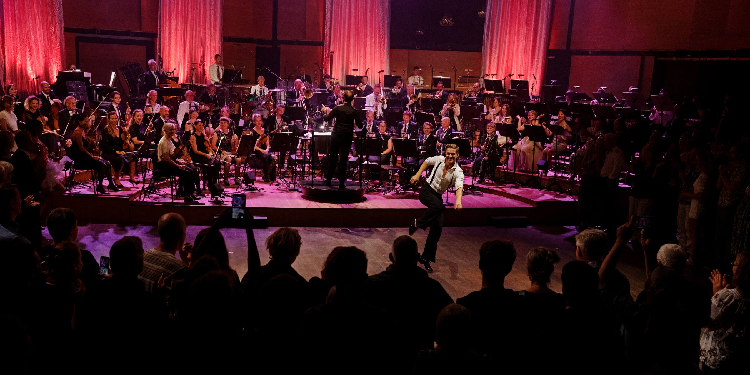 Danser og orkester til Ballroom Dreams