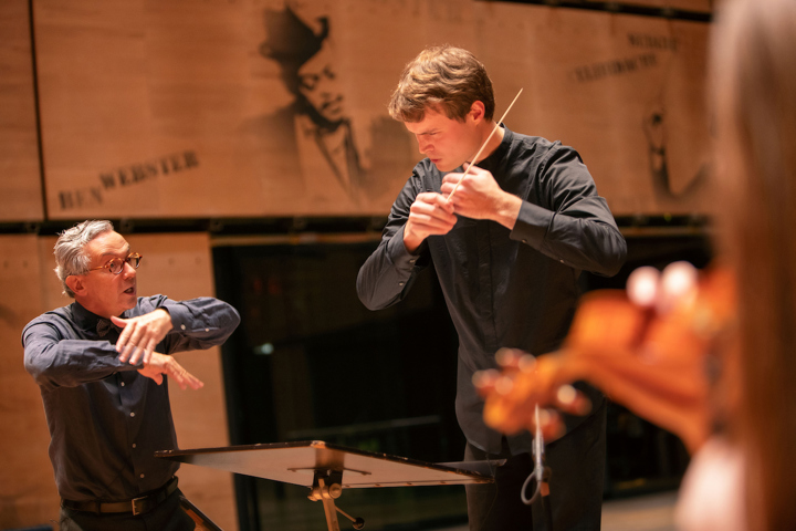 DR Symfoniorkestrets chefdirigent Fabio Luisi har en vigtig rolle i DR Koncerthusets nye Malko Academy for Young Conductors, som åbner i september 2022. Her ses han ved en masterclass for den danske Malko Dirigentskole i 2021.