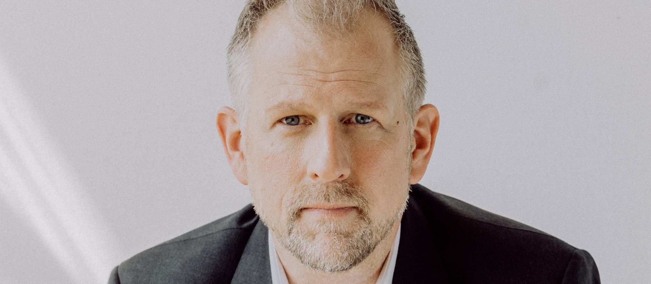 Christoph Pohl iført hvid skjorte og sort blazer