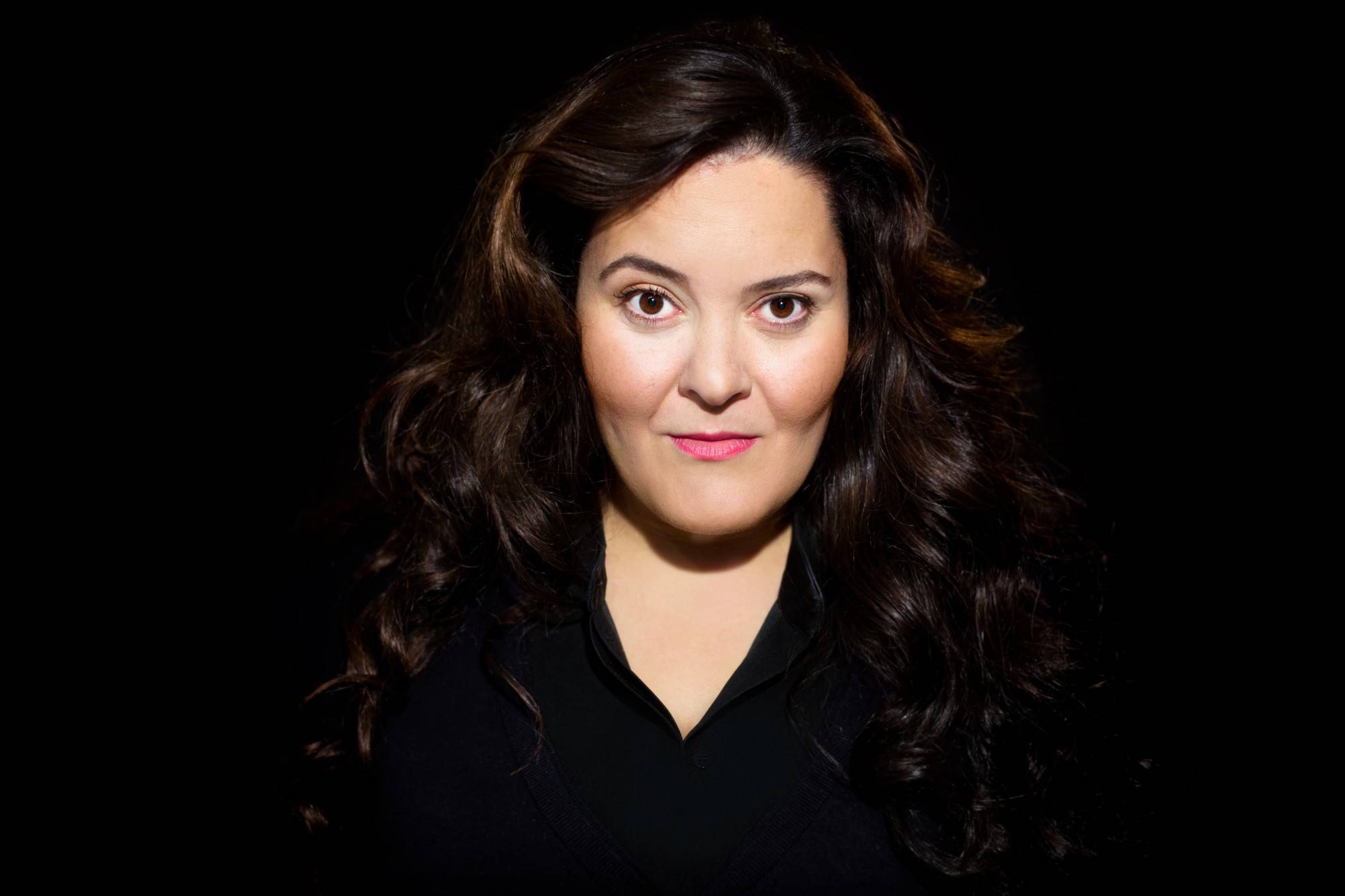 Jasmin Etezadzadeh med bløe kinder foran helt sort baggrund 