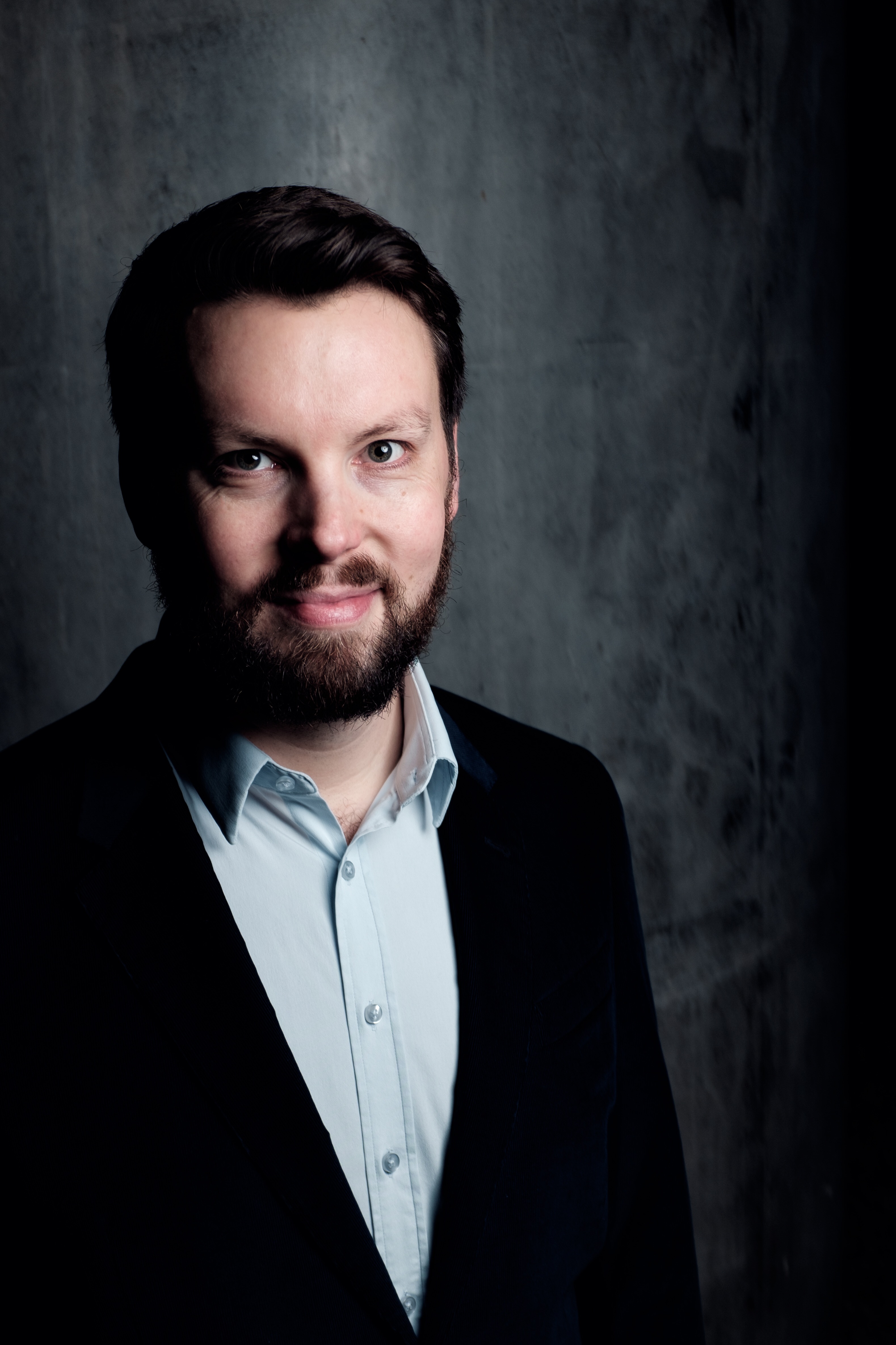 David Butt Philip iført lyseblå skjorte og sort blazer