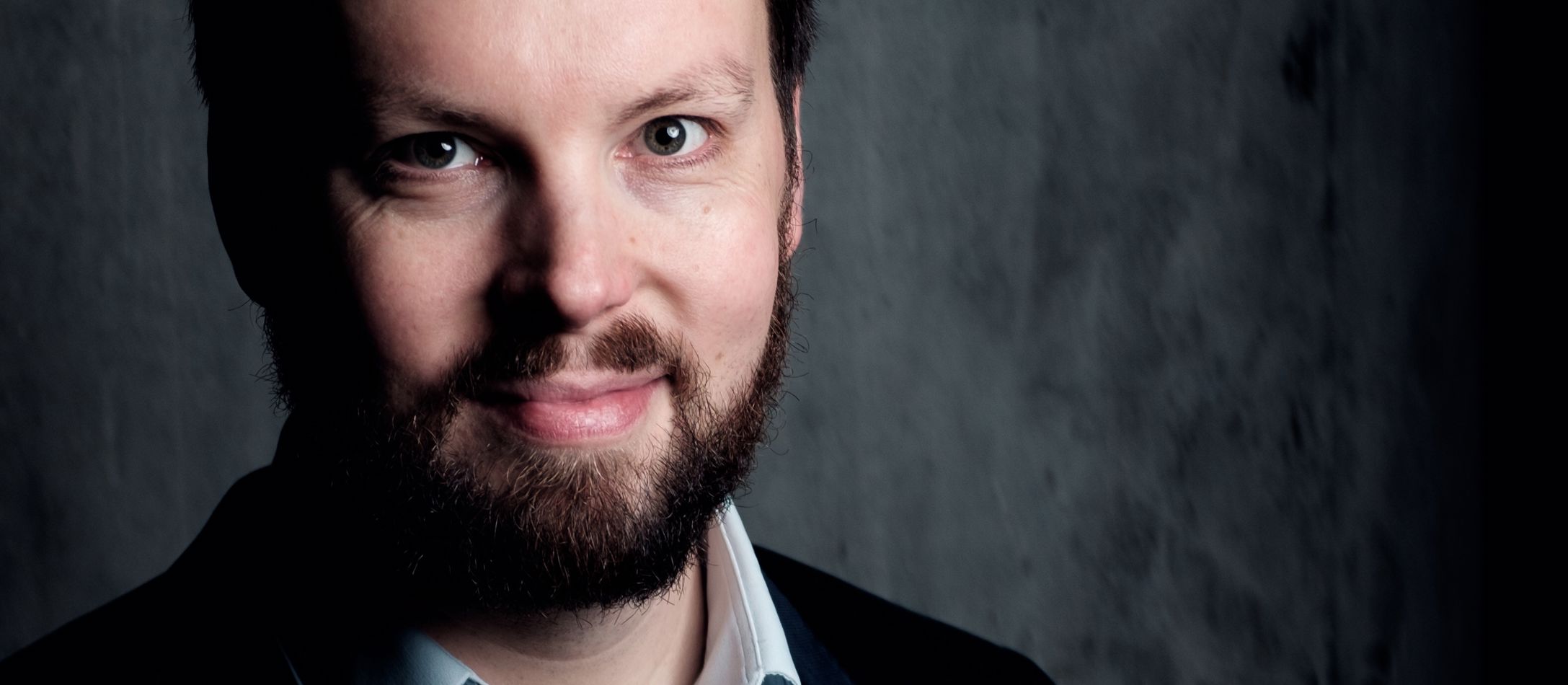 David Butt Philip iført lyseblå skjorte og sort blazer