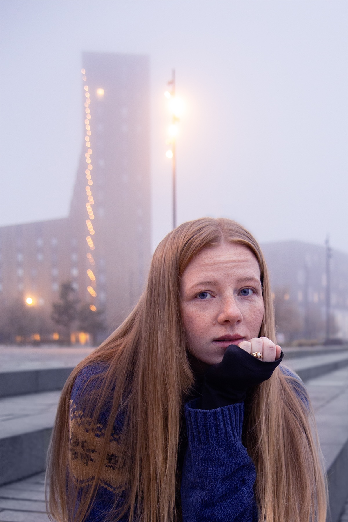 Sanger Vilma iført blå sweater