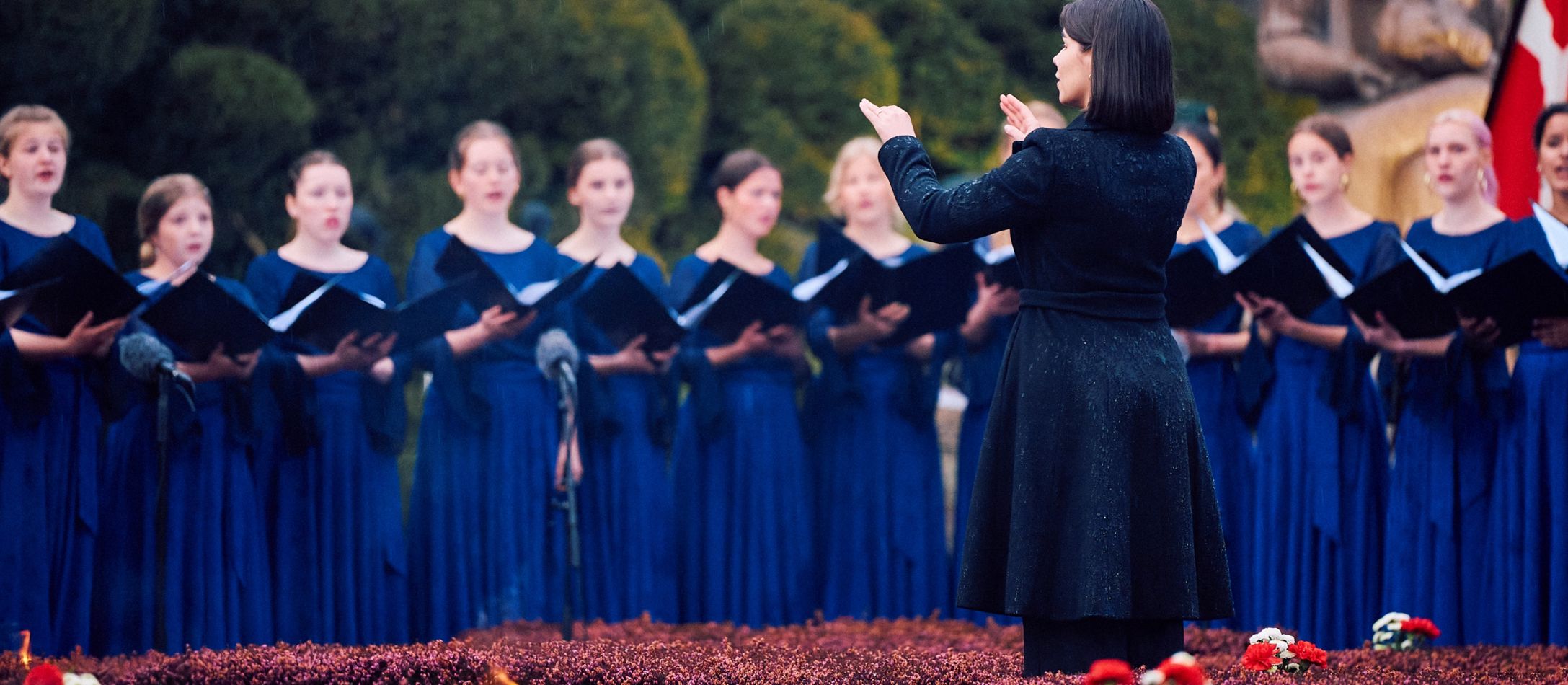DR Pigekoret synger i Mindelunden