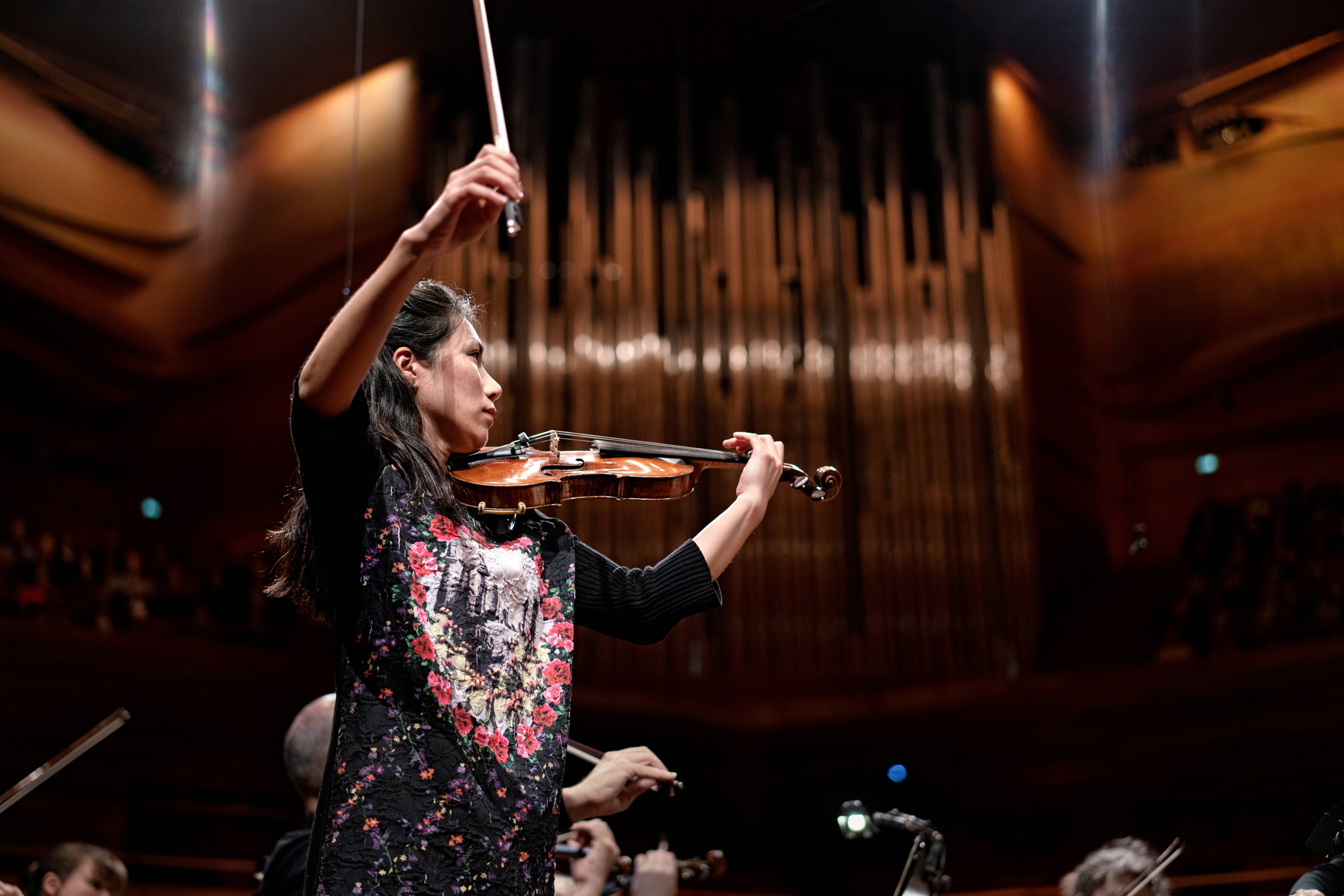 Soo Jin Hong spiller violin