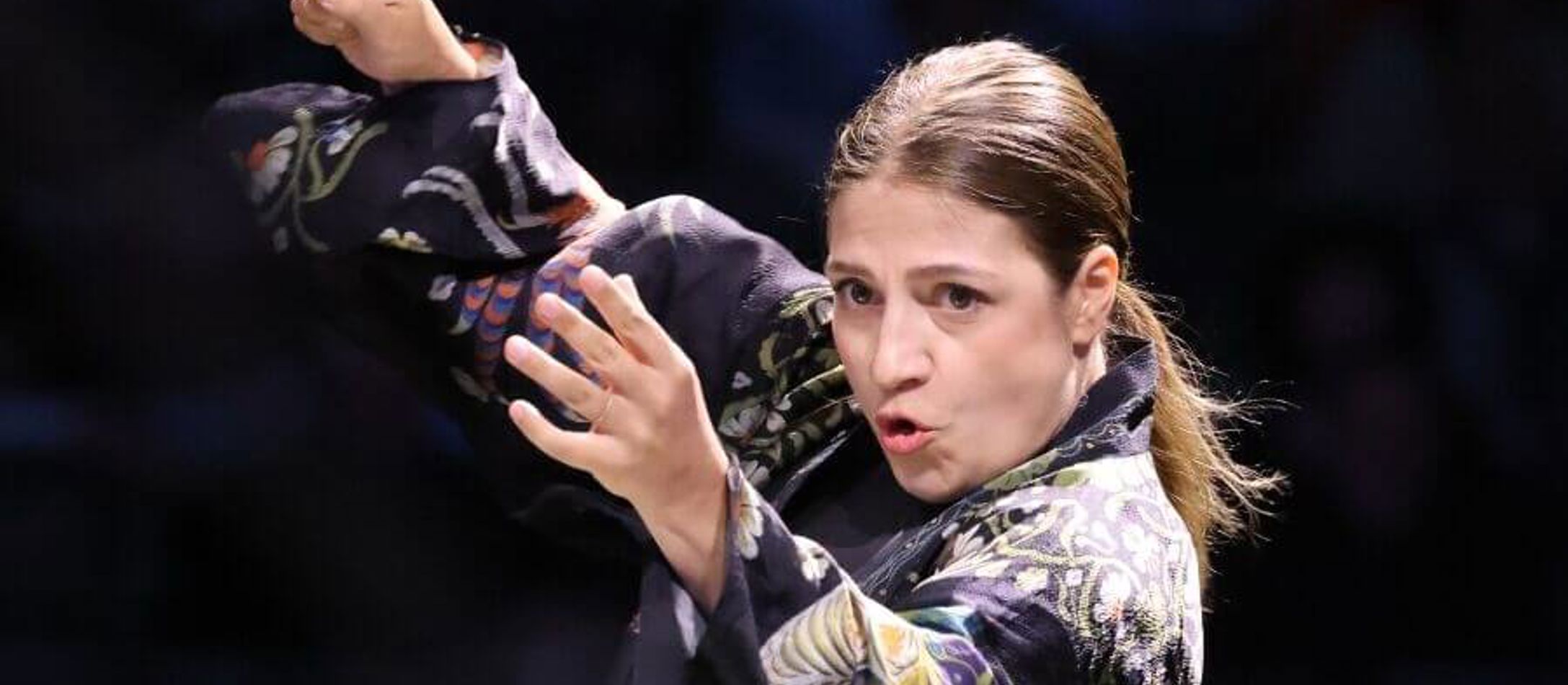 Med trutmund og opsat hår dirigerer Dalia Stasevska dramatisk et sløret orkester