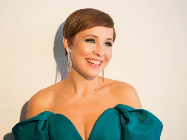 Valentina Farcas iført grøn elegant kjole med bare skuldre.