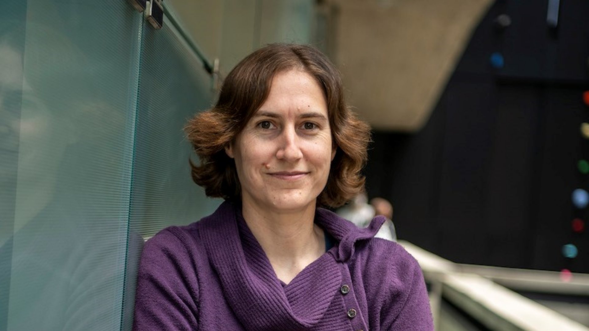 Den verdensberømte astrofysiker og kosmolog Katie Mack iført lilla bluse medvirker til eventet Science & Cocktail i DR Koncerthuset.