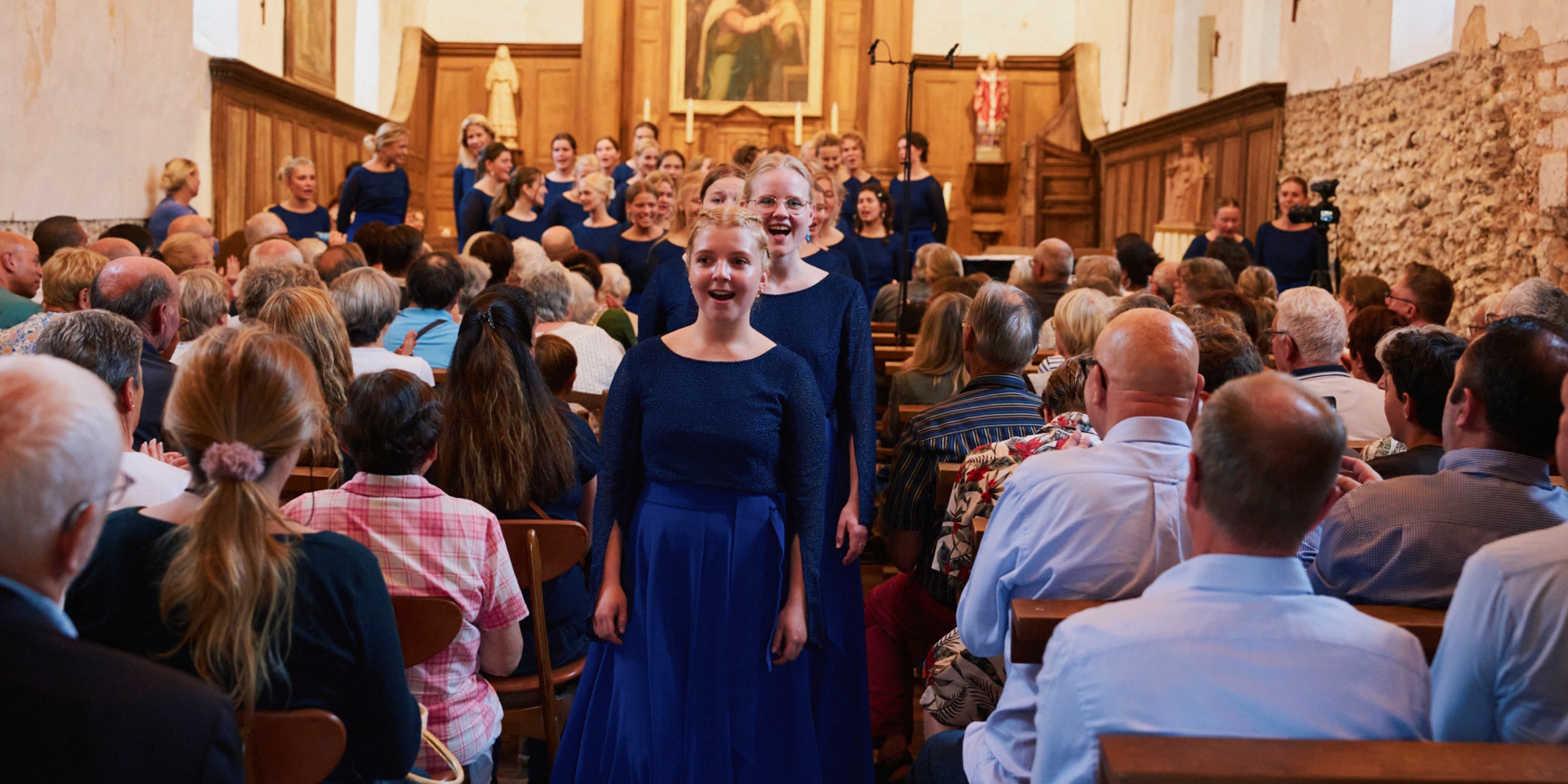 DR Pigekoret på vej ud af kirke