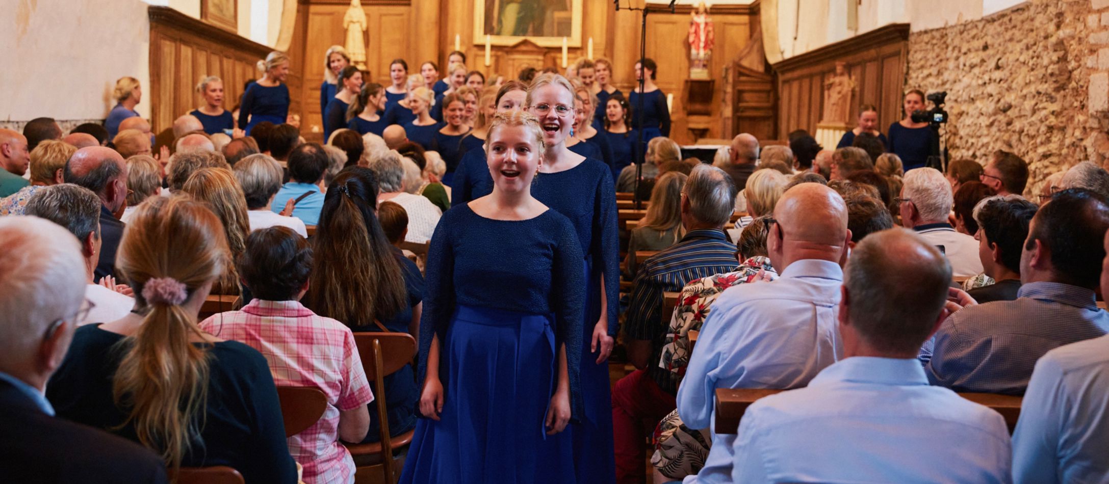 DR Pigekoret på vej ud af kirke