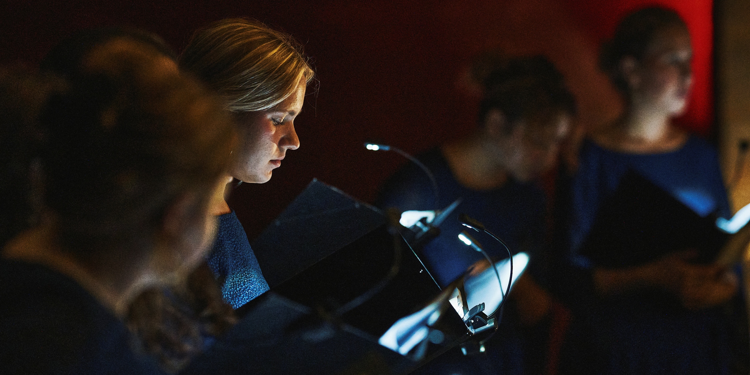 Sanger helt tæt på