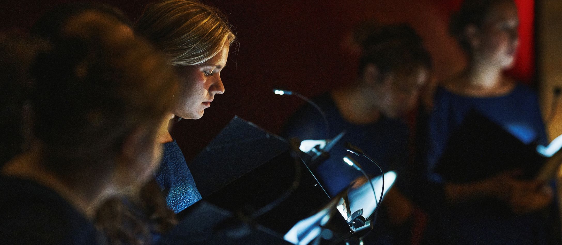 Sanger helt tæt på