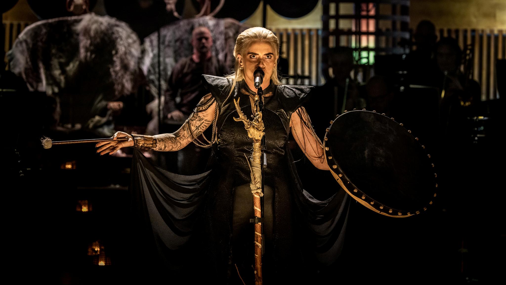 Eivør synger i Koncertsalen til koncerten Gaming X Symphony og ligner en viking. 