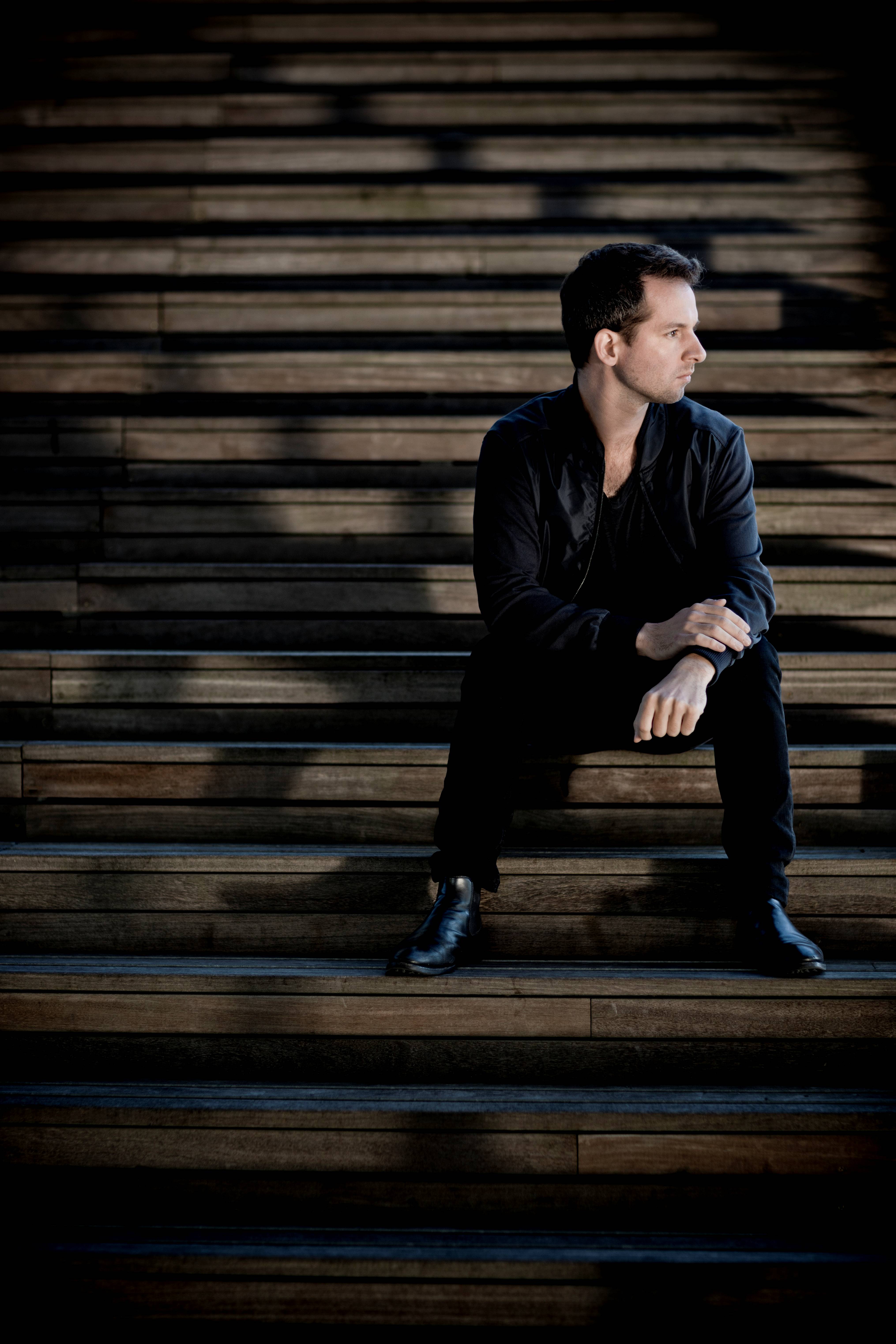 Bertrand Chamayou sidder på trappesats kaster skygger