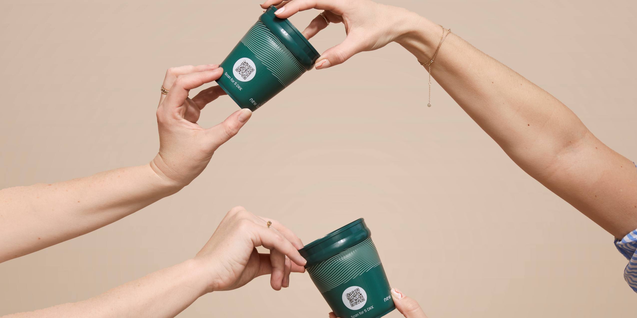 Flere hænder der holder pantkopper fra New Loop