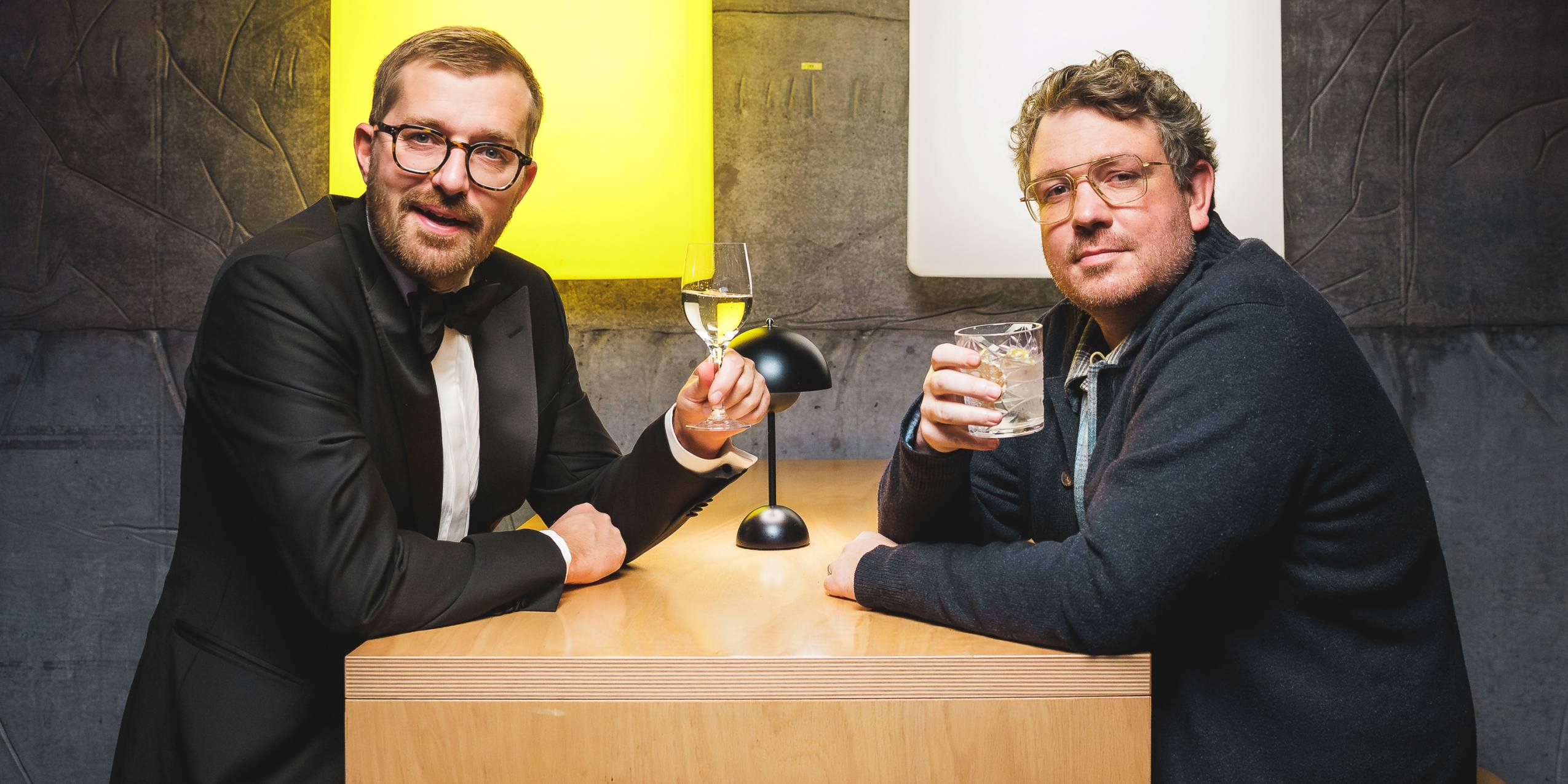 Cilius og Bruun smiler og skåler